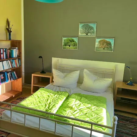 Mit Grossem Garten, Weitem Blick & Viel Zemitz